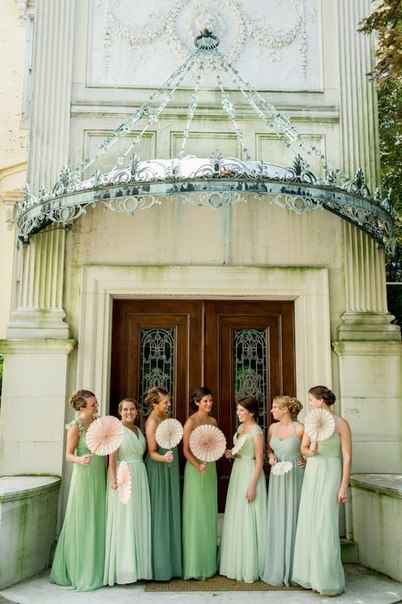 Подружки невесты в платьях одной цветовой гаммы