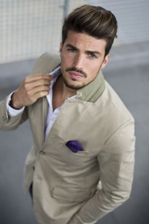 Жених в хлопковом костюме