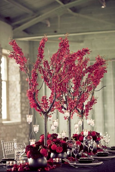 Украшение стола цветочными композициями и свечами