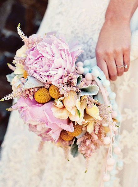 Структурный букет невесты из разных цветов