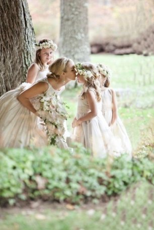 Фотосессия невесты с цветочными девочками
