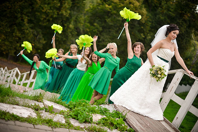 Свадьба в зелёном цвете своими руками, фотосессия невесты с подружками и гигантскими цветами