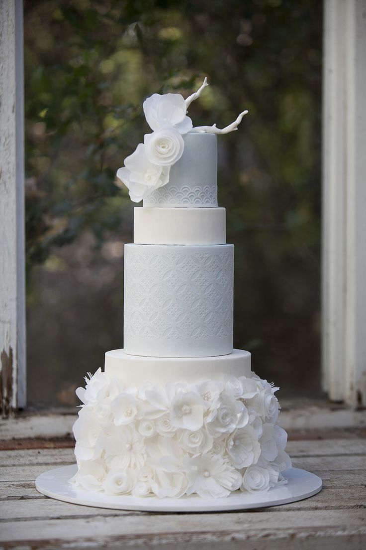 Белоснежный свадебный торт