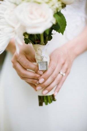 Букет невесты, украшенный подвеской