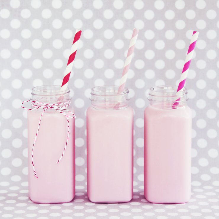 Молочный коктейль в баночках с яркими розовыми трубочками