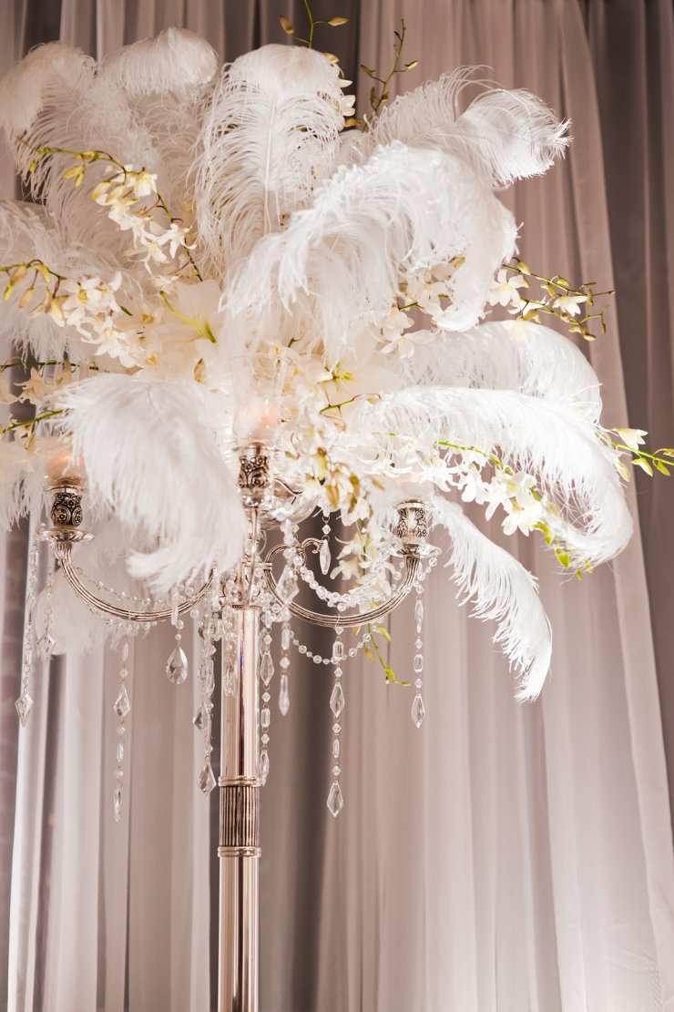 Торшер из перьев в декоре свадебного зала