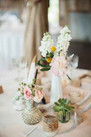 Элегантные перья в оформлении свадебного стола