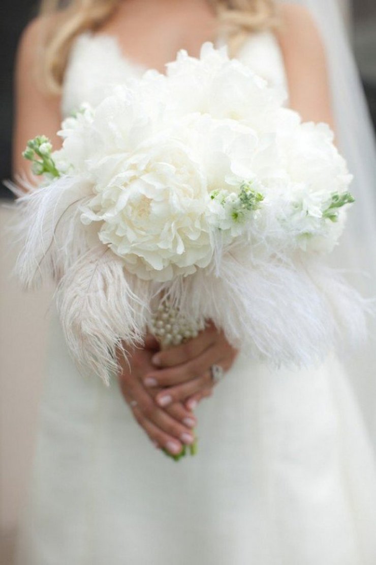 Свадебный букет невесты украшенный легкими перьями