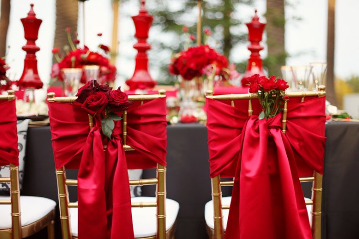 Элегантное декорирование стульев розами и атласной тканью