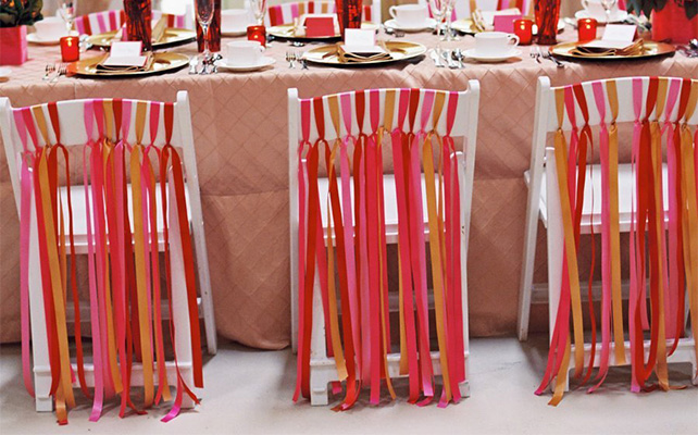 Декор стульев разноцветными лентами