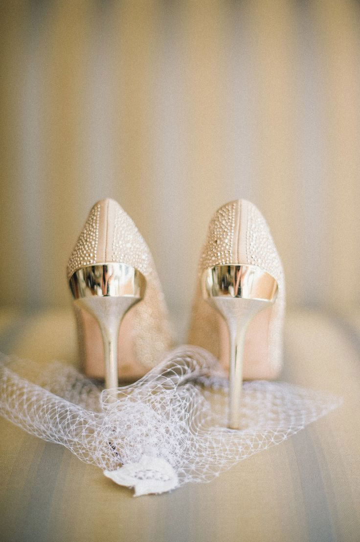 Шикарные туфли невесты украшенные стразами