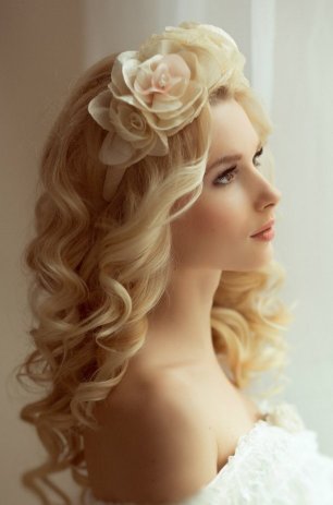 Ободок из искусственных цветов