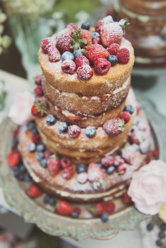 Свадебный бисквитный торт с ягодами