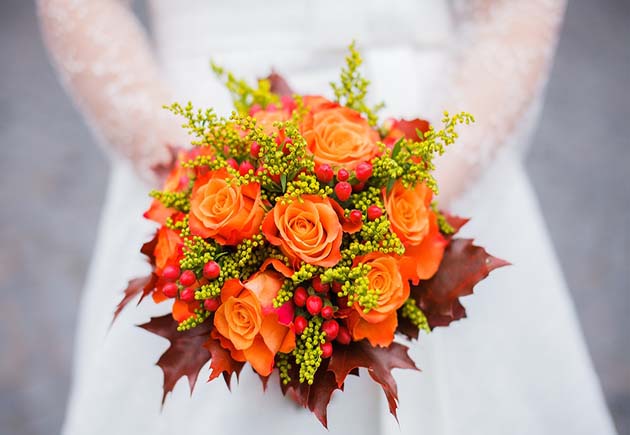 Букет невесты с розами и кленовыми листьями