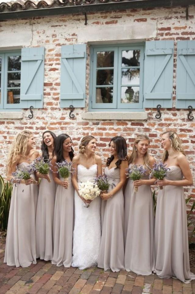 Подружки невесты в платьях серого цвета