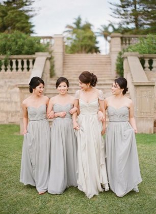 Невеста и ее подружки на свадьбе