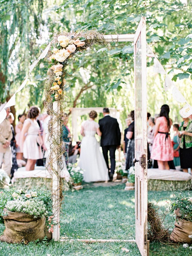 Дверь, украшенная цветами, в декоре свадебной церемонии