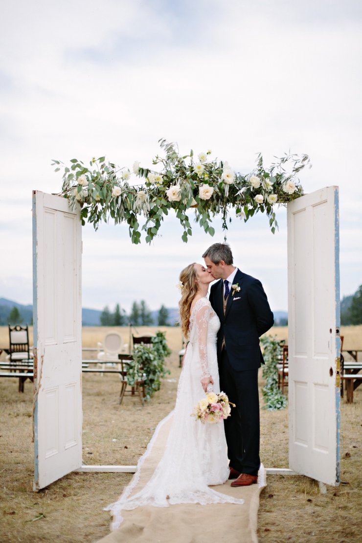 Двери, украшенные цветами, как альтернатива свадебной арке
