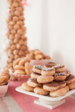 Пончики на свадебном столе