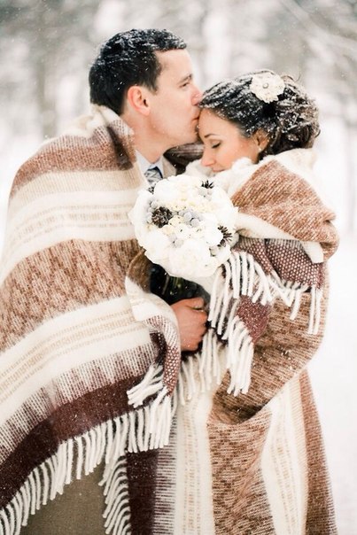 Уютный плед - прекрасное дополнение зимней свадебной фотосессии