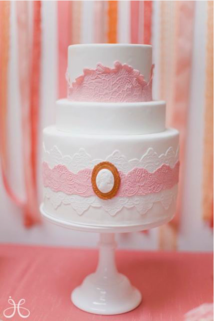 Свадебный торт с кружевными узорами