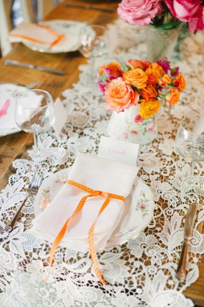 Свадебный стол, украшенный кружевной скатертью