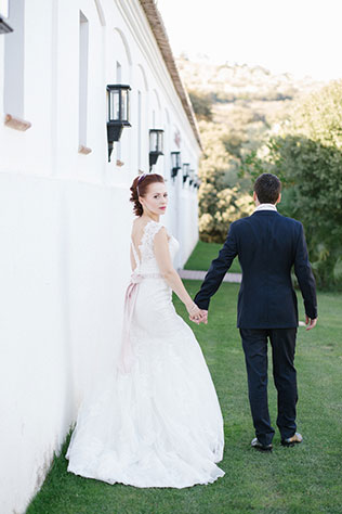 Свадебная прогулка жениха и невесты. Свадьба в испанском замке