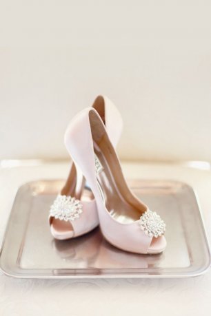 Элегантные туфли с брошью