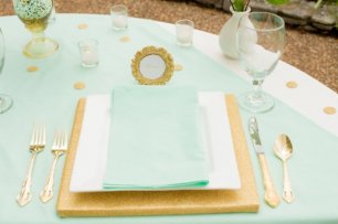 Сервировка свадебного стола в нежных мятных цветах