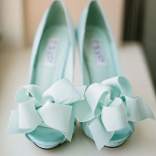 Милые туфли невесты с ленточками