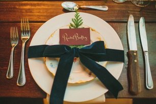 Оригинальная сервировка стола с бархатным бантом