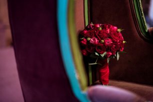 Букет невесты, украшенный бархатной лентой