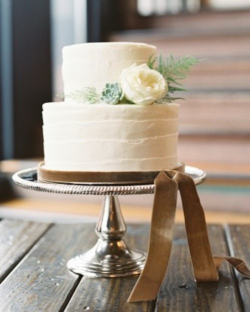 Свадебный торт, украшенный розой и бархатной лентой