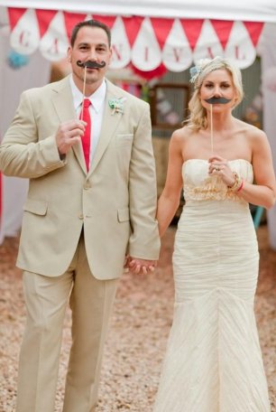 Усы - оригинальный аксессуар для свадебной фотосессии