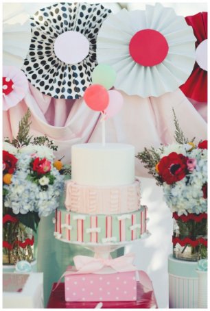 Яркое оформление свадебного торта