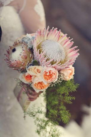 Протея в свадебном букете
