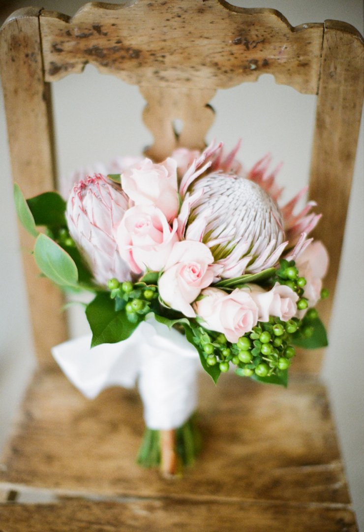 Протия и розы - отличное сочетание в свадебном букете