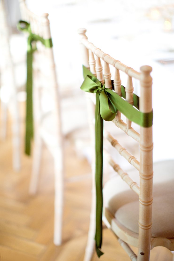 декор стульев на свадьбу лентами