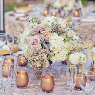 Оформление стола, цветы в декоре