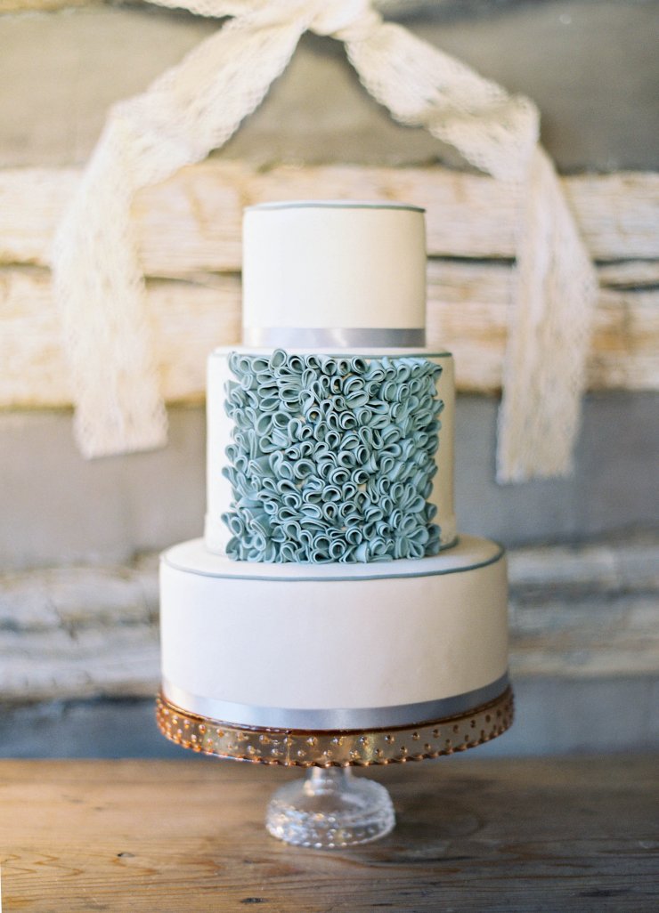 Свадебный торт, украшенный атласными лентами