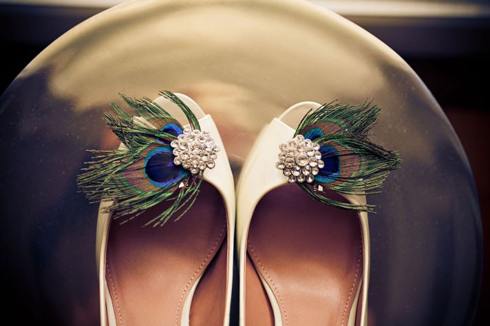 Туфли невесты, украшенные брошью из павлиньих перьев