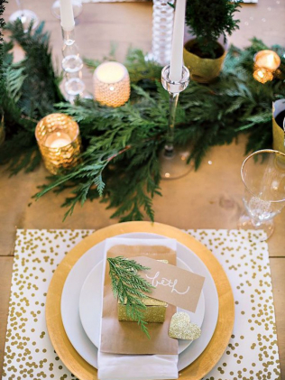 романтичная зимняя свадьба, оформление стола в золотом цвете