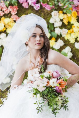 Цветочная стена в декоре свадебной фотосессии