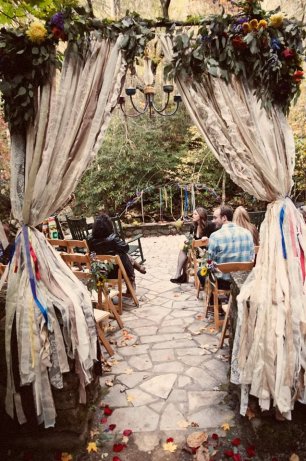 Оригинальная свадебная арка из обрезков различных тканей