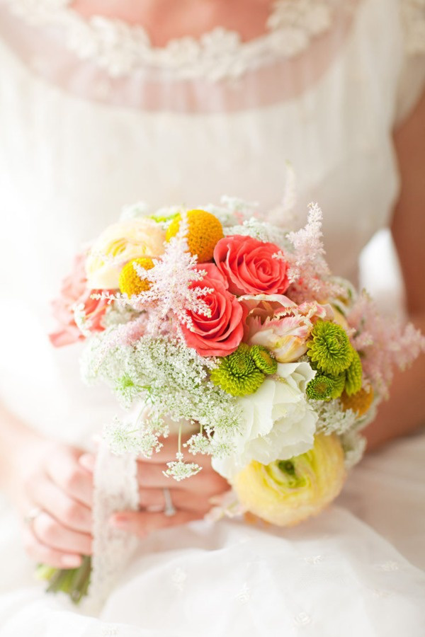 Нежный букет невесты с большим сочетанием различных видов цветов