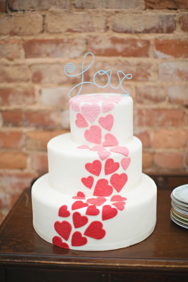 Свадебный торт, украшенный сердечками и надписью «Love»