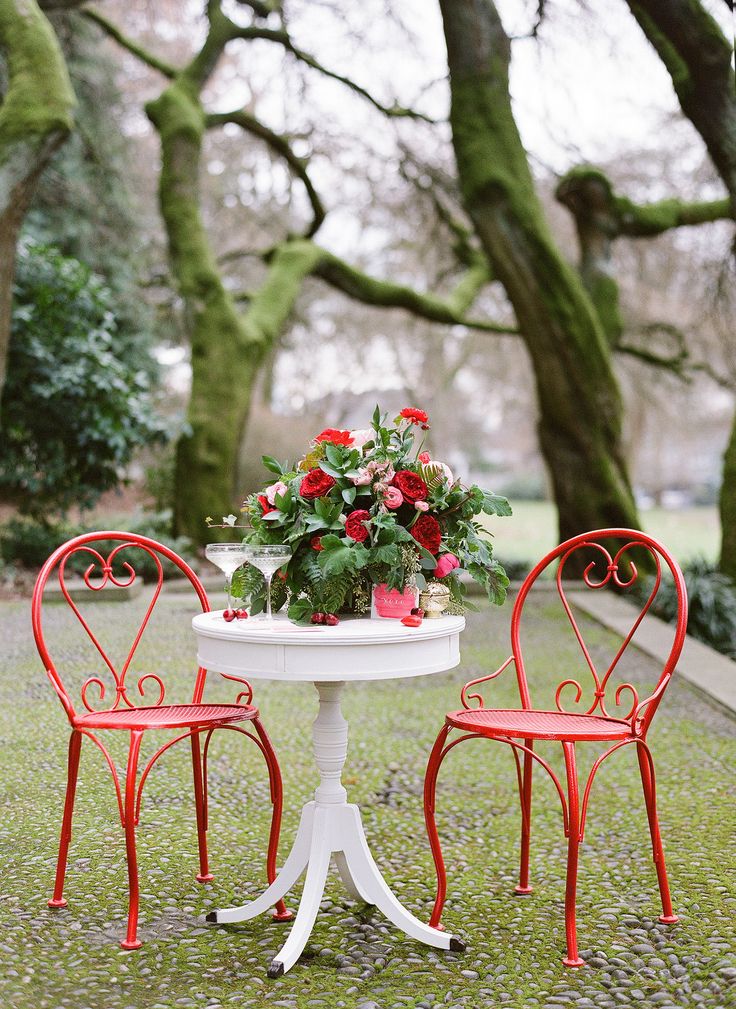 Столик с цветами в декоре места свадебной фотосессии