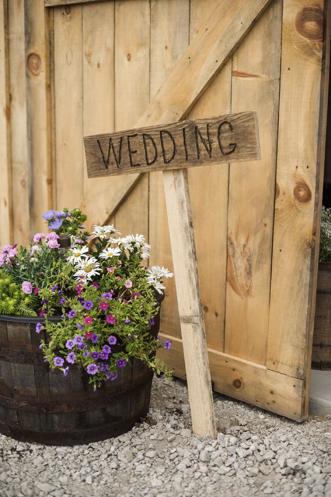 Деревянная табличка с надписью «Wedding»