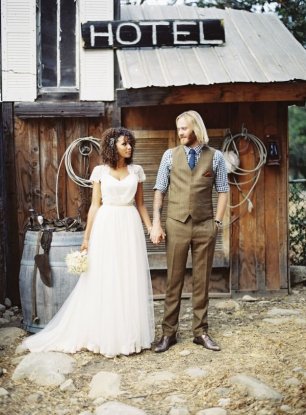 Свадебная фотосессия на фоне заброшенного отеля