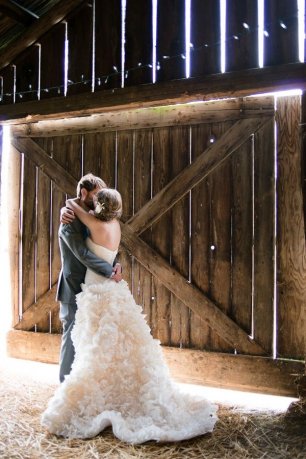 Свадебная фотосессия в сарае